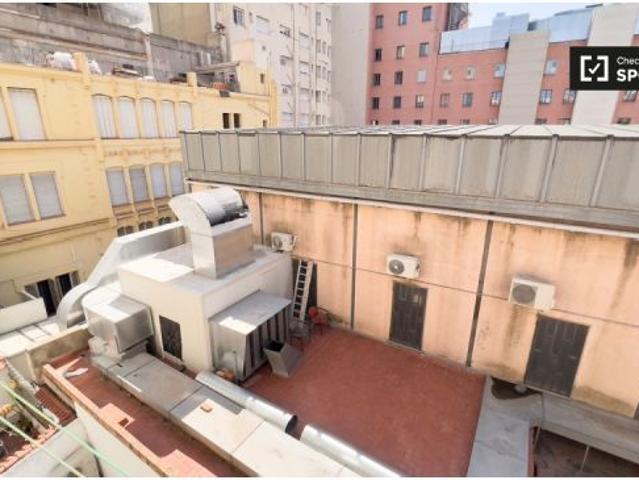 Luminoso piso de 2 habitaciones con balcón y AC en alquiler en Ciutat Vella