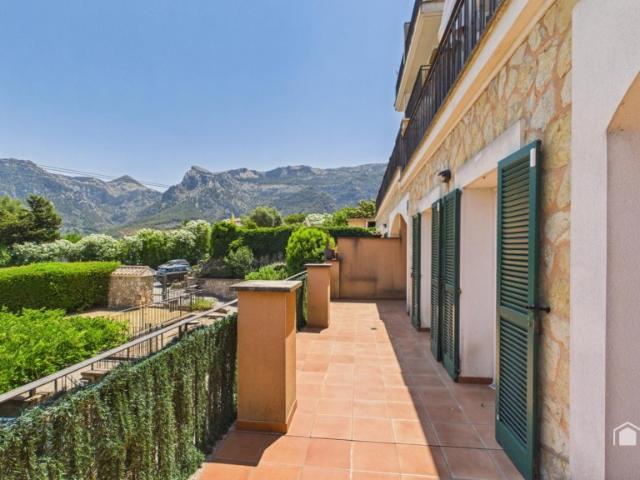 Luminoso piso de 3 dormitorios con terraza de 40 m², piscina y parking en venta en Sóller