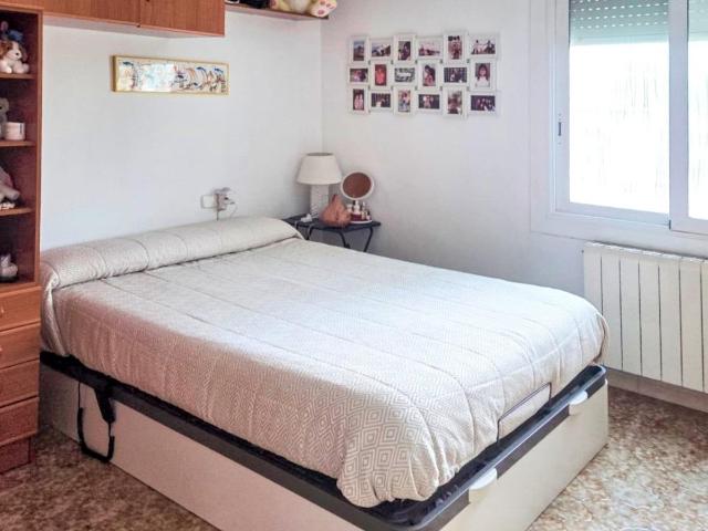 LUMINOSO PISO DE 3 HABITACIONES CON BAÑO REFORMADO Y BALCÓN EN SABADELL
