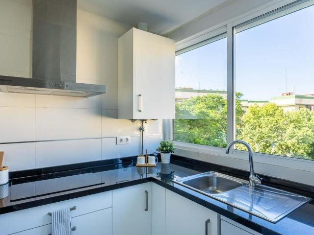 Luminoso piso de 3 habitaciones sin amueblar con terraza junto al porvenir
