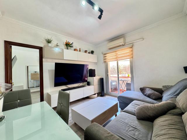 Luminoso piso de 4 habitaciones con balcón, cocina y baño reformados junto al metro Virrei Amat