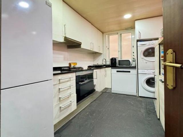 Luminoso piso de 4 habitaciones con balcón, cocina y baño reformados junto al metro Virrei Amat