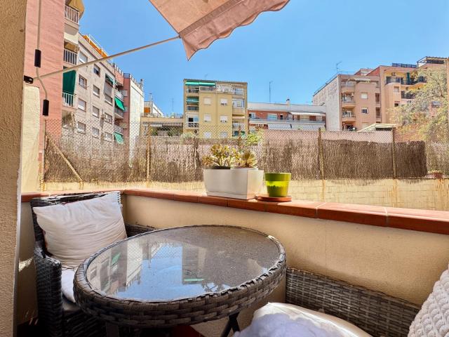 Luminoso piso de 4 habitaciones con balcón, cocina y baño reformados junto al metro Virrei Amat