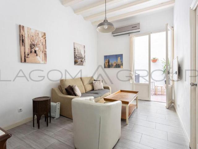LUMINOSO PISO DE 70M2 SEMI REFORMADO CON 2 HAB, 2 BAÑOS Y UNA TERRAZA DE 10M EN C/REGOMIR EL GOTIC
