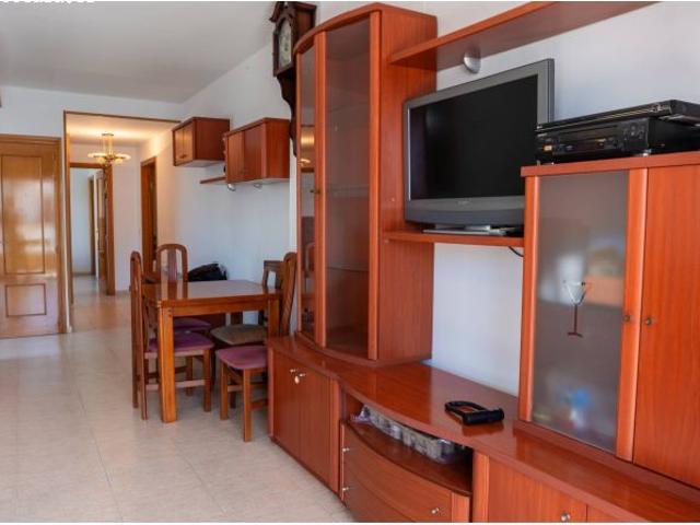 Luminoso piso reformado con terraza y parking a 700 m de la playa – Cubelles