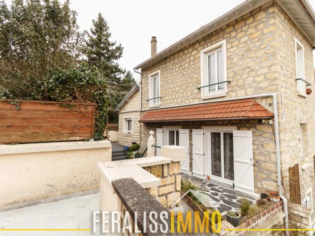 Lumineuse maison de 110 m2 située sur le village avec garage