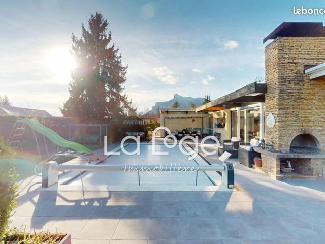 Lumineuse villa au style californien de 160 m² de plain pied avec piscine et plus de 6 000 m² de terrain à aménager sans vis à vis