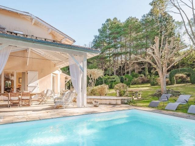 LUMINEUSE VILLA AVEC PISCINE