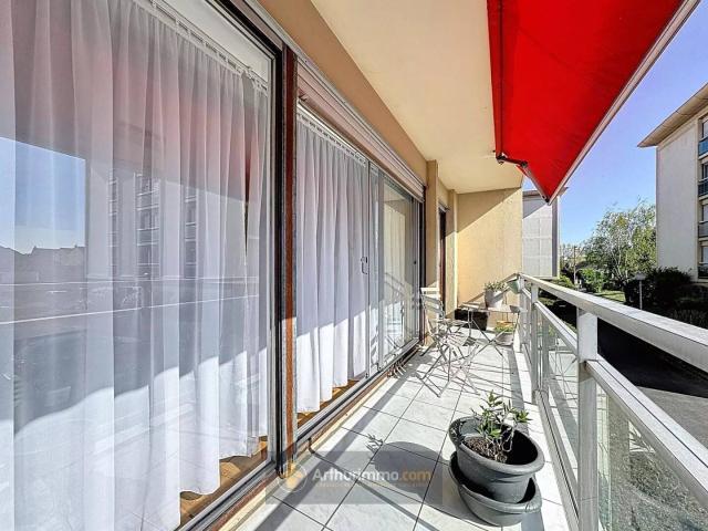 Lumineux 4 pièces avec balcon et parking – Proche gares et école