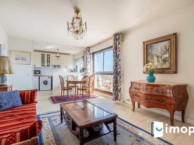 Lumineux 2 pièces en etage élevé avec vue dégagée