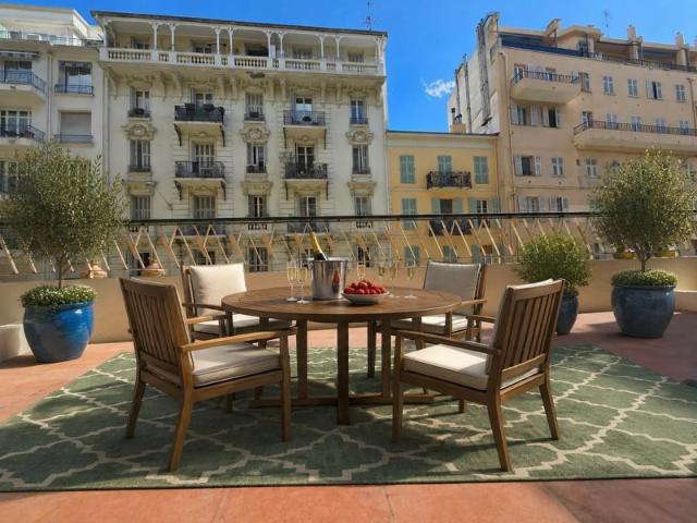 Lumineux 2 pièces rénové avec grande terrasse orientée sud
