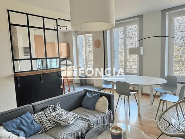 Lumineux T4 en duplex Secteur place Carnot