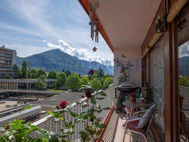 Lumineux appartement T4, rénové, grands balcons et vue montagne