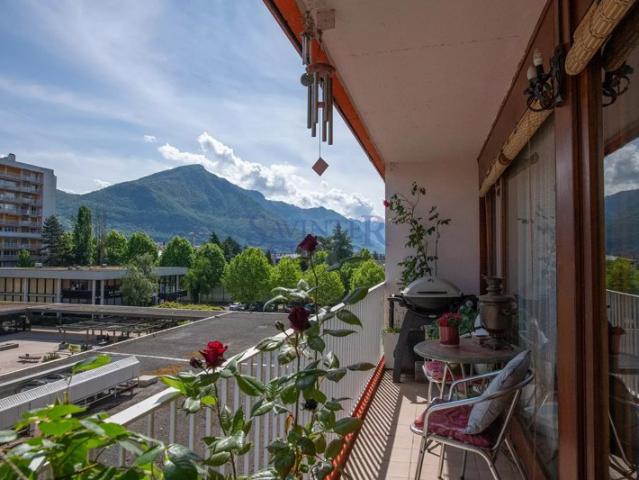Lumineux appartement T4, rénové, grands balcons, vue montagne. Libre de suite