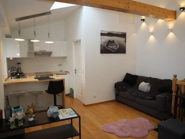 Lumineux studio meublé situé au centre ville d'Arlon