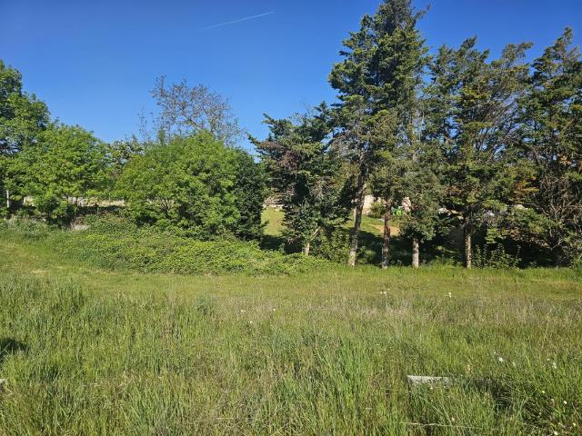 LUBAC — PARCELLE DE 889 m²