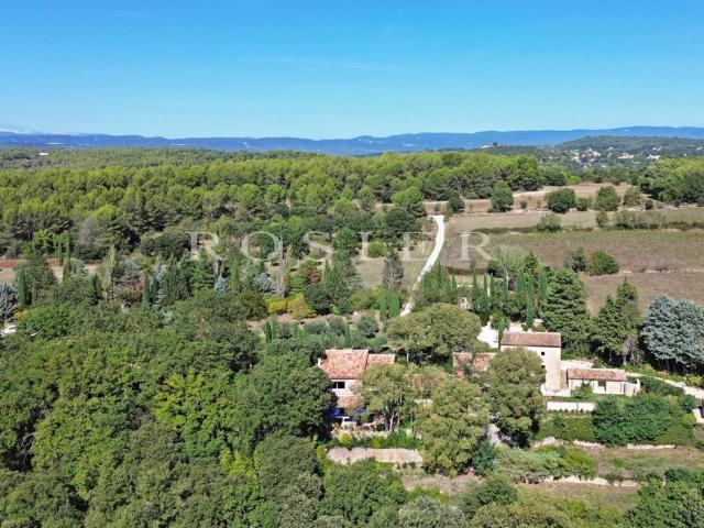 Luberon: maison d’architecte au cœur d’une propriété de plu. 700m² Ménerbes