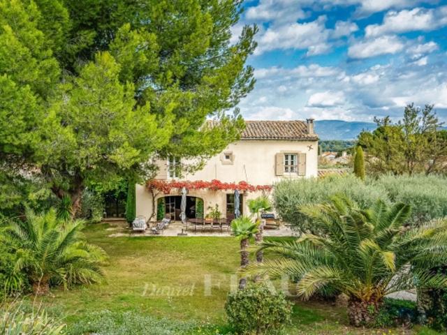 Luberon Nord Maison provençale au pied de la colline Saint Jacques