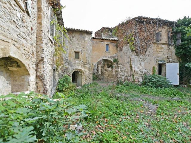 Luberon: hameau médiéval privé à rénover à proximité de la. 900m² Gordes