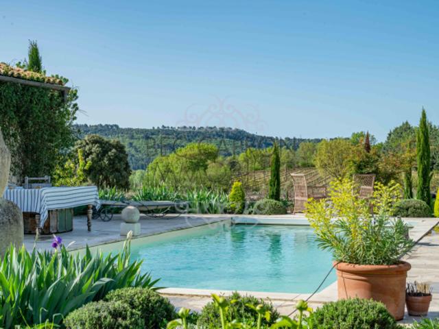 LUBERON PROPRIETE AVEC PANORAMA DE VIGNES ET DE COLLINES