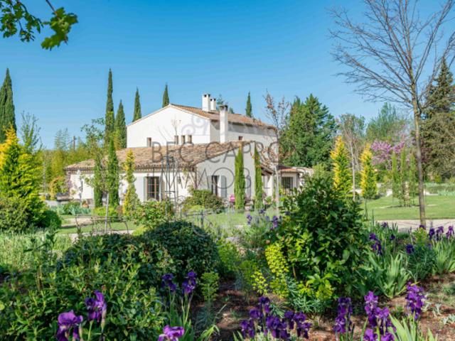LUBERON PROPRIETE AVEC PANORAMA DE VIGNES ET DE COLLINES