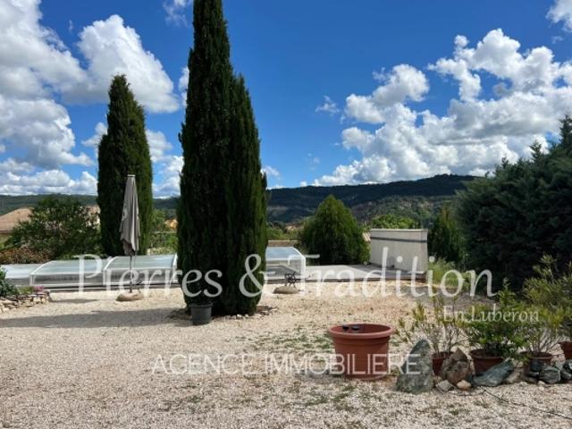 Luberon, Rustrel, Maison de plain pied avec piscine et terrain proche commerces