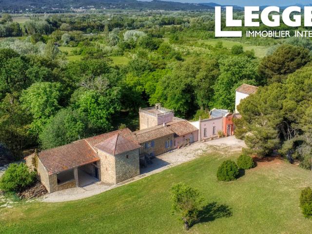 LUBERON SUD – Domaine de caractère exceptionnel de 22 pièces avec terrain, dépendances, vues et piscine