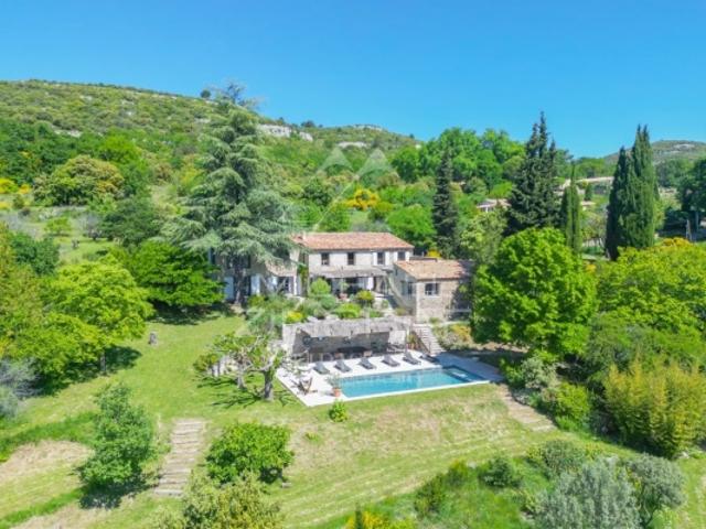 Luberon Superbe propriété en pierre sur un terrain de 3,5 hectares avec des vues exceptionnelles