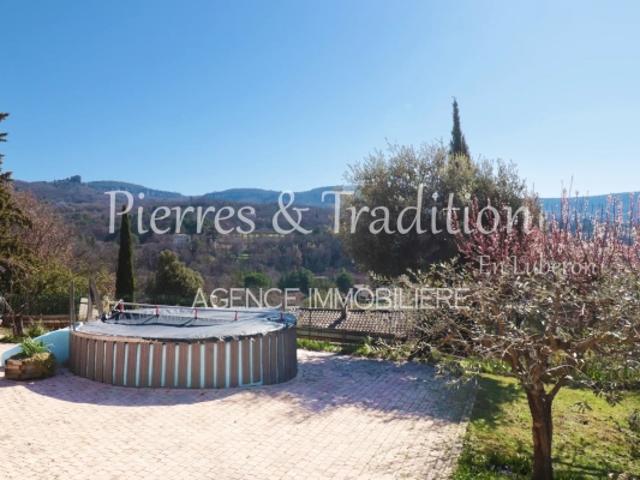 Luberon, sur les hauteurs de la ville d'Apt, maison avec studio et belle vue dégagée