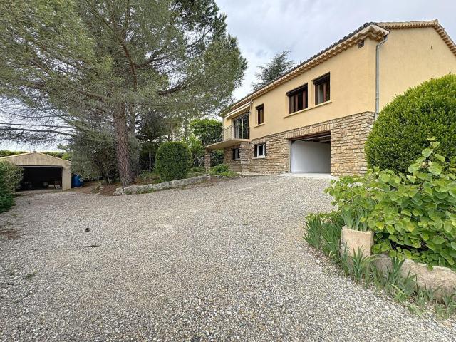 Luberon Villa avec vue, 5 chambres, garage et dépendances. 125m² Villars