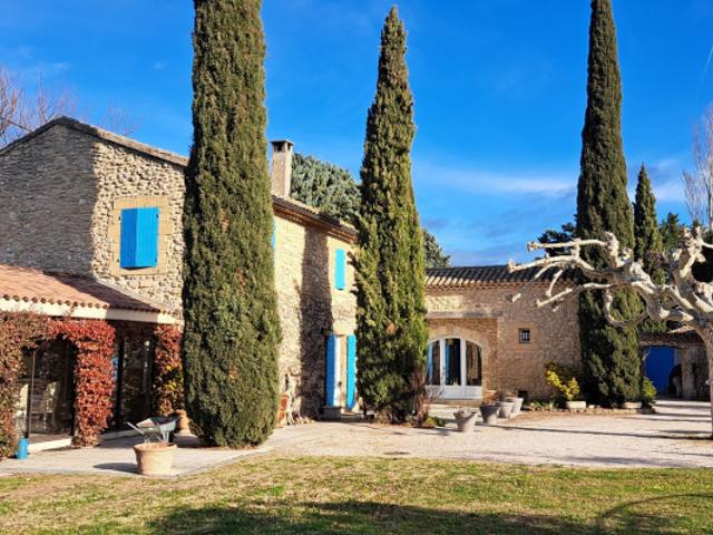 Luberon/Taillades mas de 340 m2 sur terrain de 18000 m2 avec