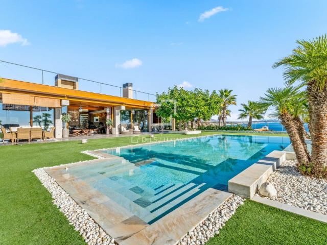 Lucas Fox Alicante se complace en presentar esta casa única. 578m² El Campello