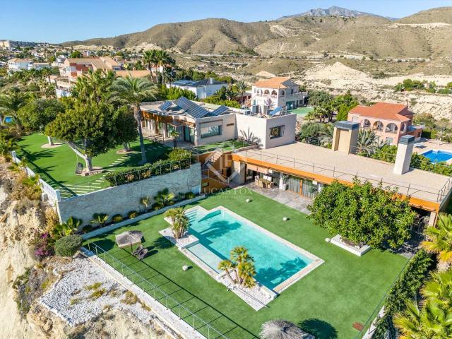 Lucas Fox Alicante se complace en presentar esta casa única. 578m² El Campello