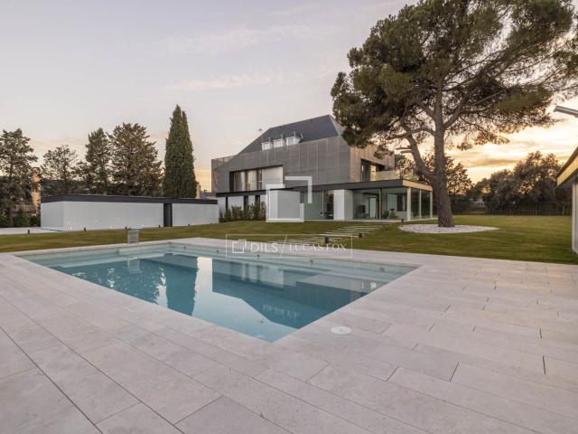 Lucas Fox se complace en presentar esta fabulosa villa exclu. 700m² Pozuelo de Alarcón