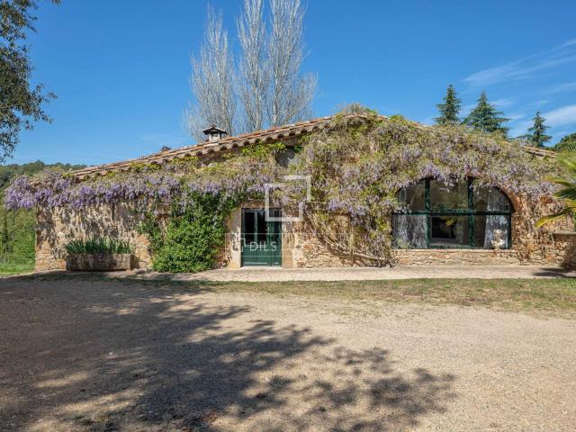 Lucas Fox se complace en presentar esta preciosa masía tradi. 1053m² Sant Marti Vell