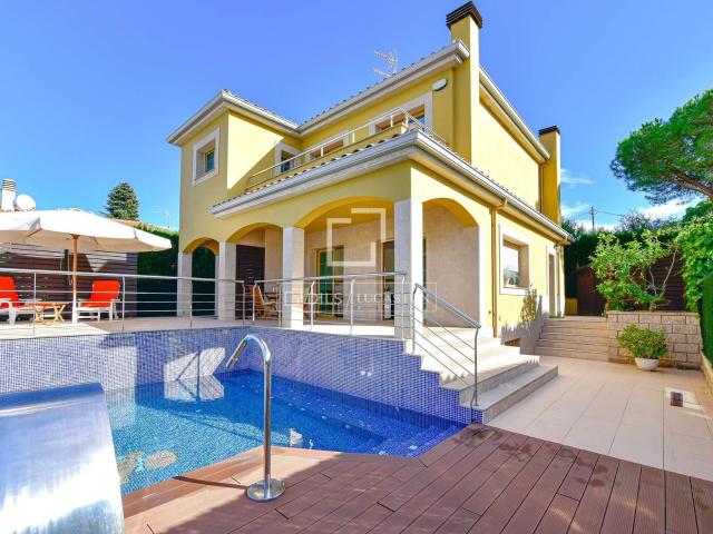 Lucas Fox se complace en presentar esta preciosa villa en un. 238m² S'Agaro