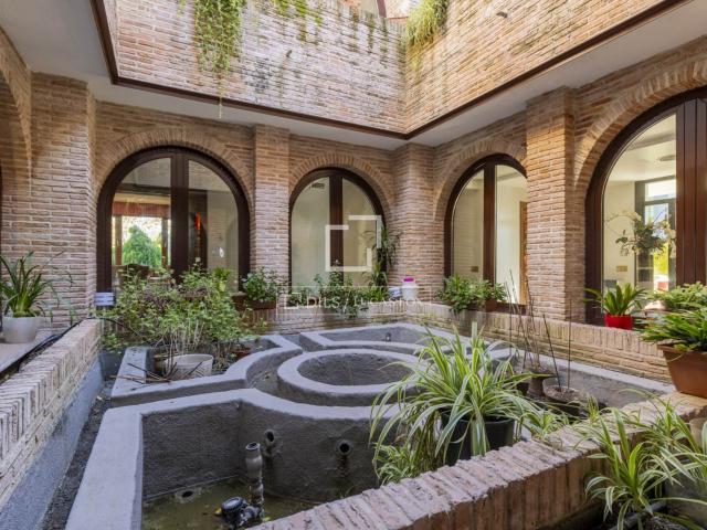 Lucas Fox se complace en presentar esta villa unifamiliar en. 977m² Pozuelo de Alarcón