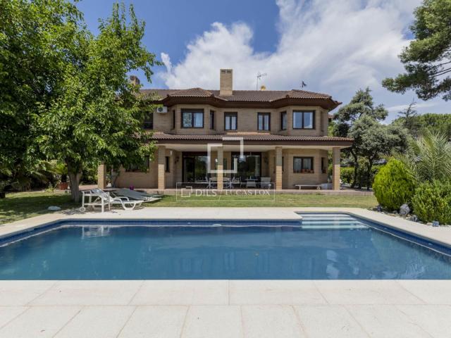Lucas Fox se enorgullece de presentar esta preciosa villa de. 500m² Boadilla del Monte