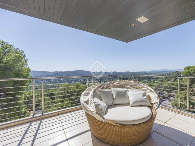 Lucas Fox se enorgullece de presentar esta singular casa en. 827m² Chiva