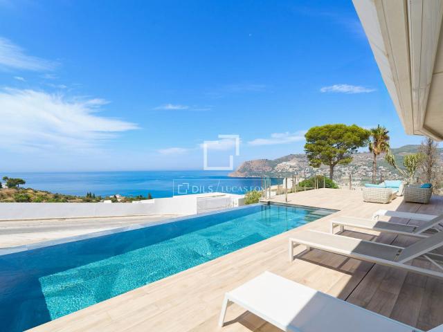 Lucas Fox presenta, en exclusiva, esta impresionante villa c. 385m² La Herradura