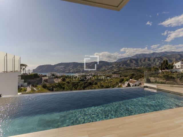 Lucas Fox presenta, en exclusiva, esta lujosa villa con un d. 261m² La Herradura