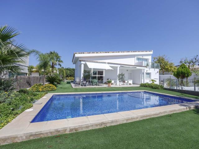 Lucas Fox presenta en venta esta casa con distribución en un. 251m² Bétera