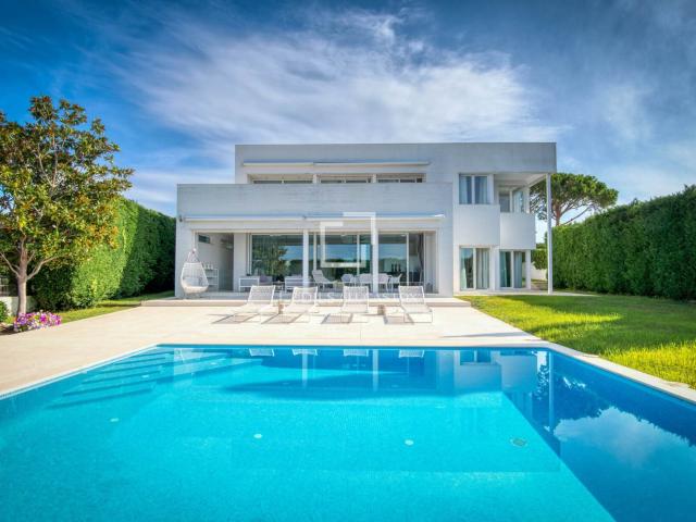 Lucas Fox presenta esta villa con vistas al mar situada cerc. 478m² S'agaro