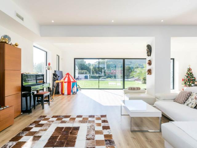 Lucas Fox presenta esta vivienda de 311 m² en una parcela de. 311m² Gavá