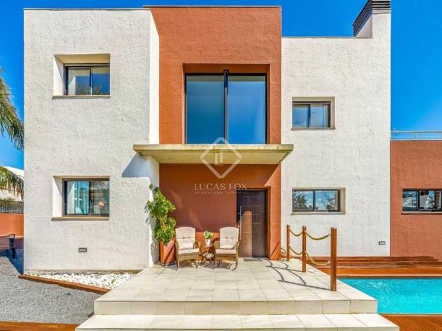 Lucas Fox presenta esta casa de 279 m² con piscina privada e. 279m² Cambrils