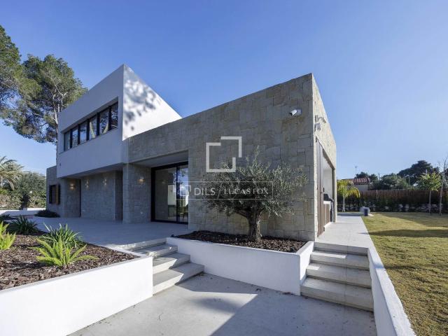 Lucas Fox presenta esta casa distribuida en una sola planta. 298m² La Eliana