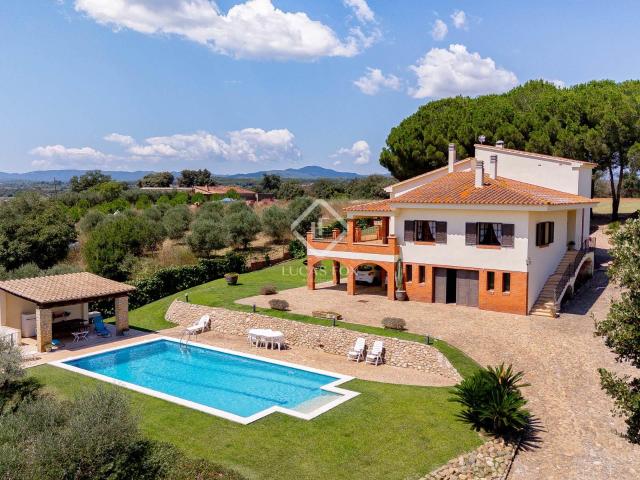 Lucas Fox presenta esta casa en un entorno natural privilegi. 350m² La Bisbal d'Emporda