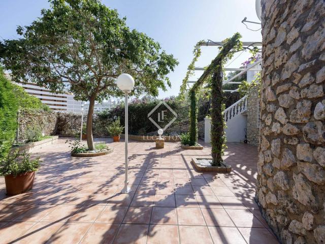Lucas Fox presenta esta casa en venta en una urbanización pr. 195m² Faro de cullera