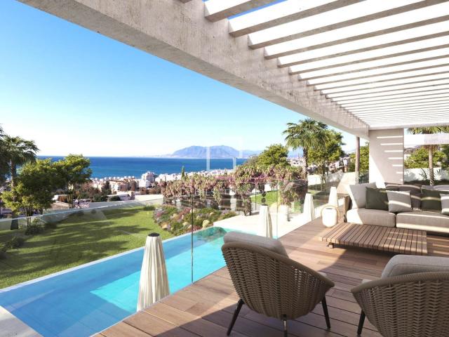 Lucas Fox presenta esta elegante villa clásica con gran cará. 1028m² Rincón de la Victoria