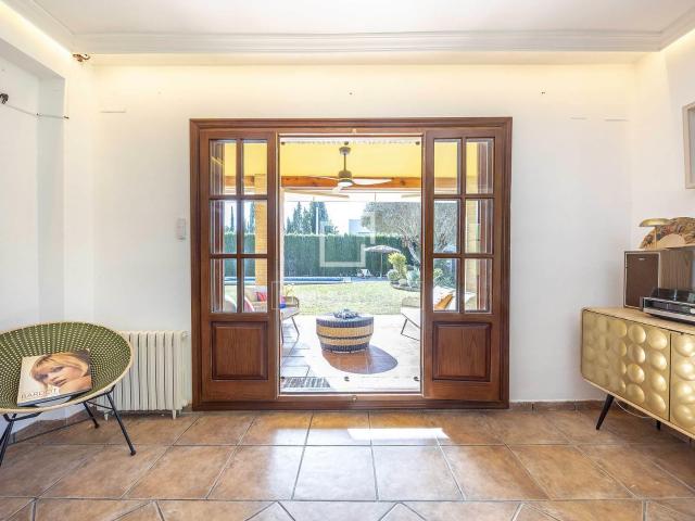 Lucas Fox presenta esta encantadora villa renovada de estilo. 269m² La Cañada